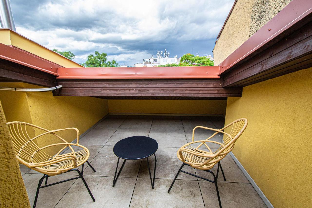 Quite Loft With Balcony And 3 Air Conditioners Praga Exterior foto